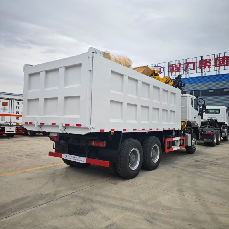 Самосвал HOWO 6x4 мощностью 400 л.с. с 10-тонным 5-секционным складным стреловым краном XCMG.