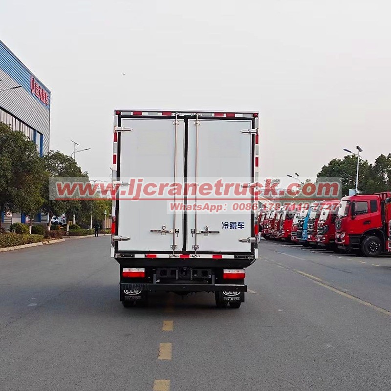 Рефрижераторный грузовик Dongfeng 4x2 грузоподъемностью 5 тонн для транспортировки в условиях холодовой цепи.