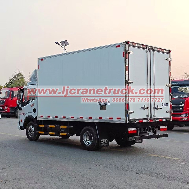 Рефрижераторный грузовик Dongfeng 4x2 грузоподъемностью 5 тонн для транспортировки в условиях холодовой цепи.